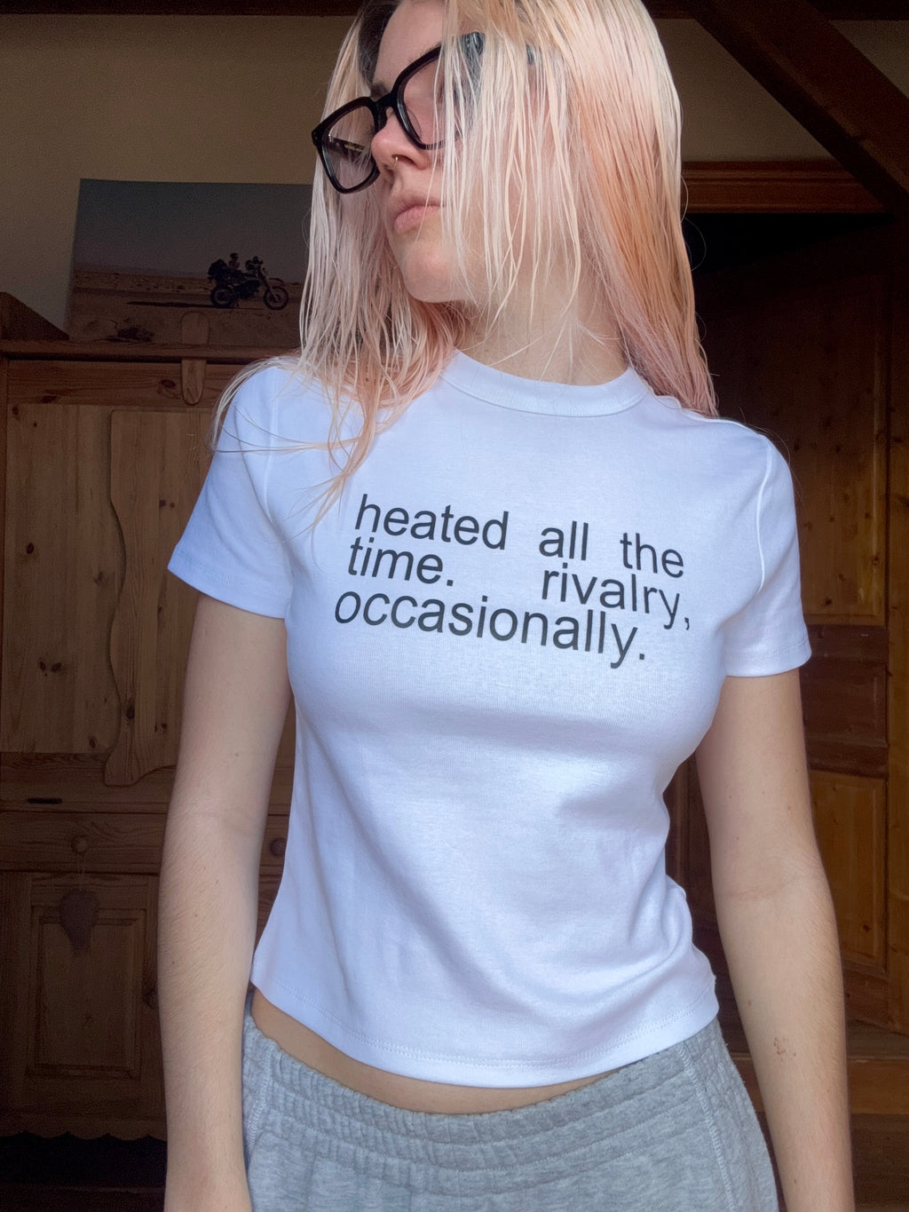 T-shirt Heated All The Time, Rivalry Occasionally porté, crop top sérigraphié main à Lyon, Pink+Yarn