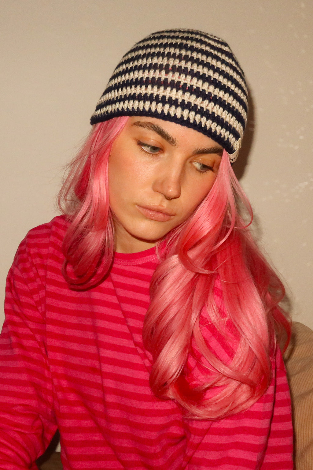 Bonnet rayé Navy porté, coton OEKO-TEX, crocheté main, Pink+Yarn