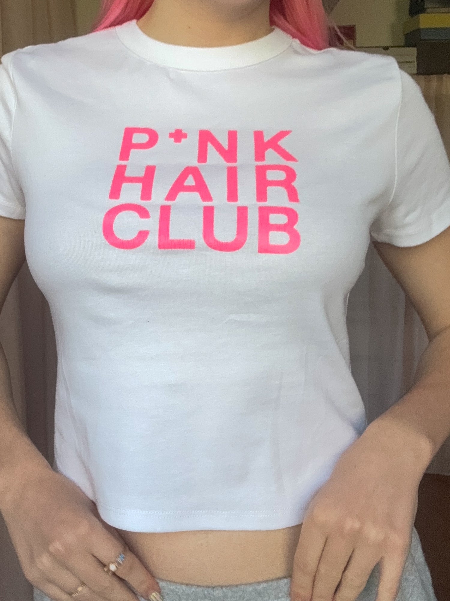 T-shirt Pink Hair Club porté, crop top sérigraphié main à Lyon, Pink+Yarn