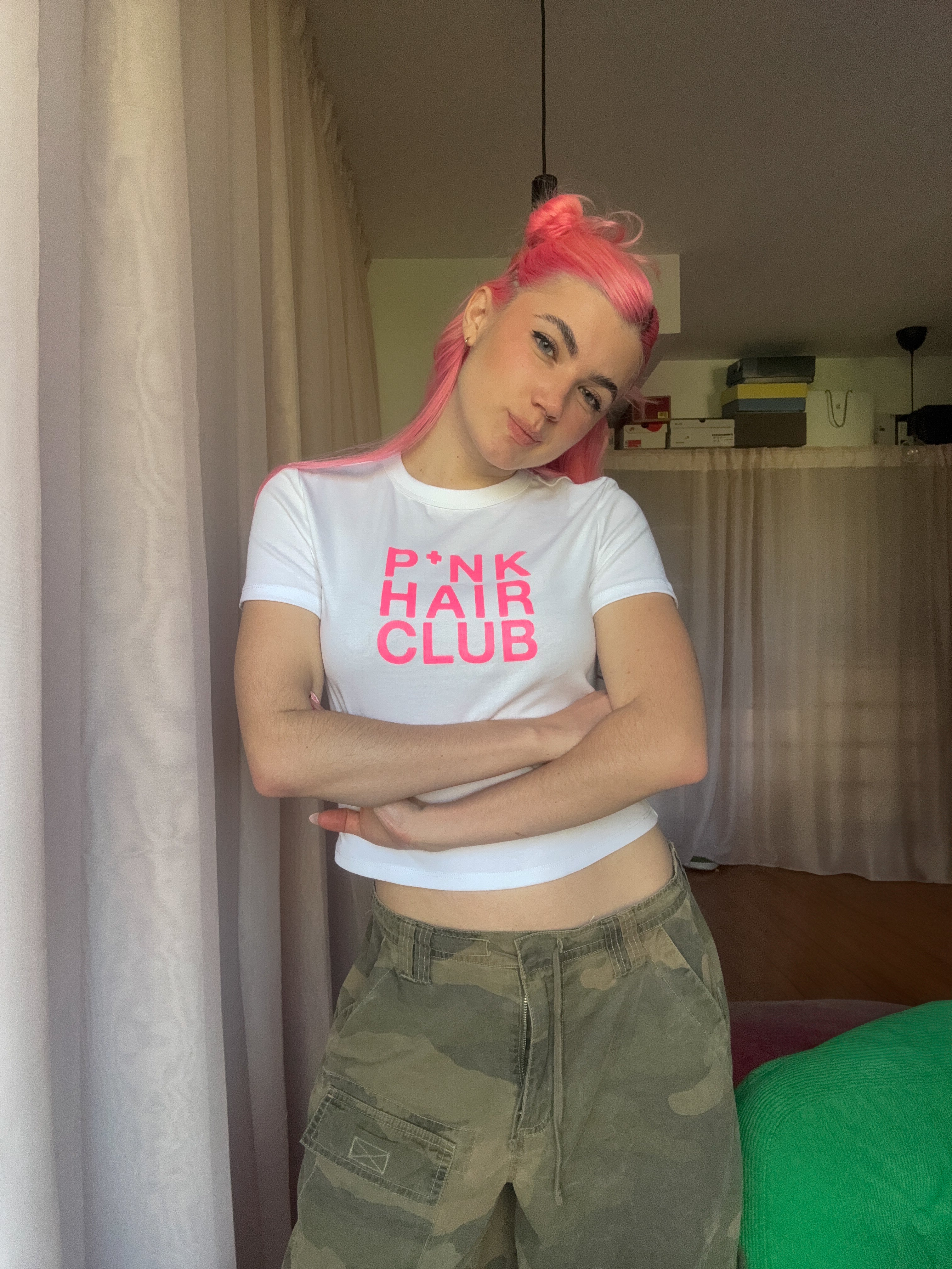 T-shirt Pink Hair Club vue côté, crop top sérigraphié main à Lyon, Pink+Yarn