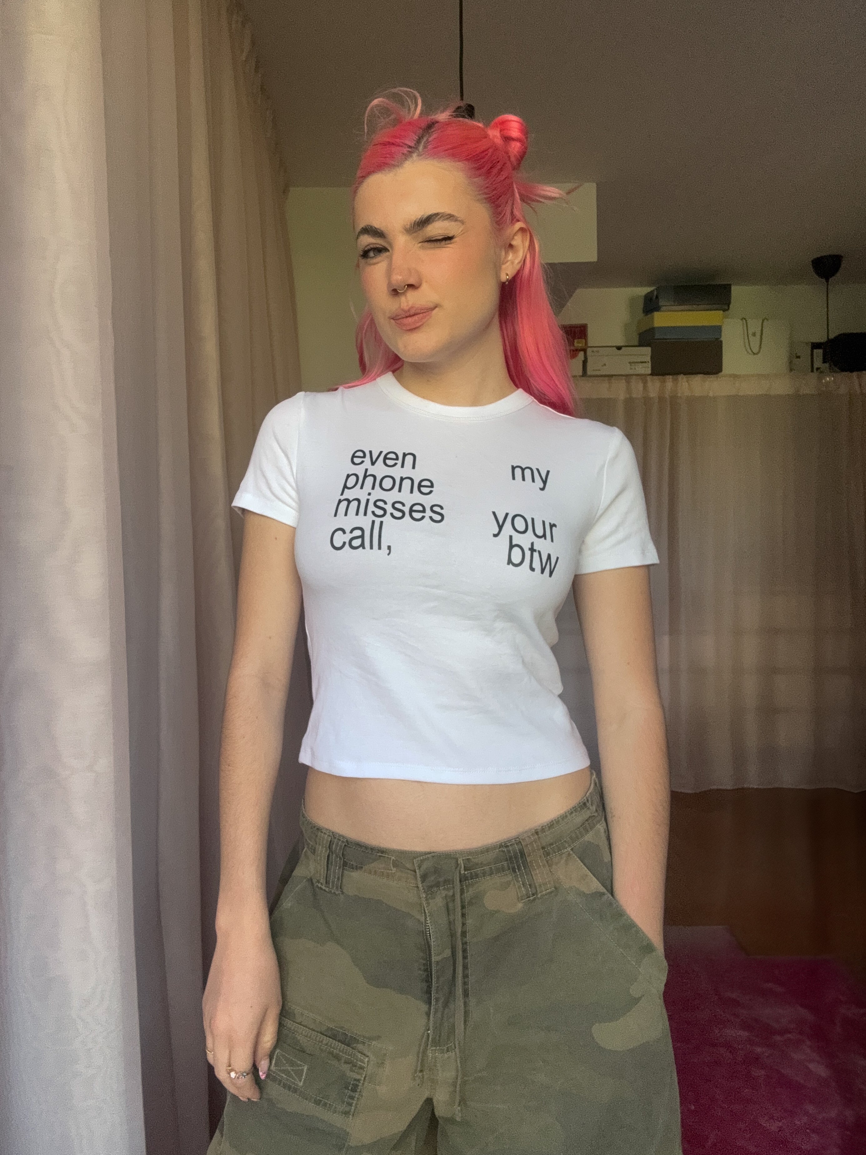 T-shirt Even My Phone Misses Your Call, Btw vue arrière, crop top sérigraphié main à Lyon, Pink+Yarn