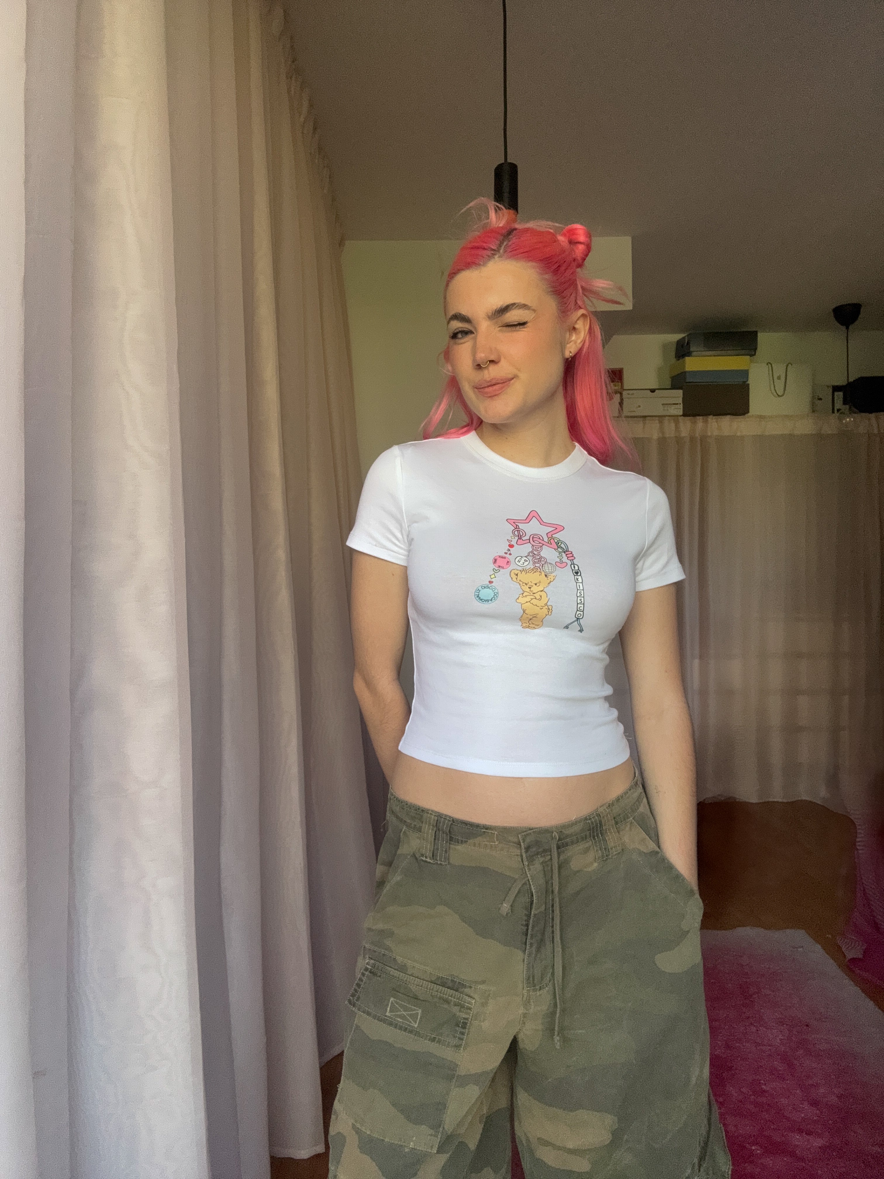 T-shirt Keychain Harry Styles- Kiss All The Time. Disco, Occasionally  détail, crop top sérigraphié main à Lyon, Pink+Yarn