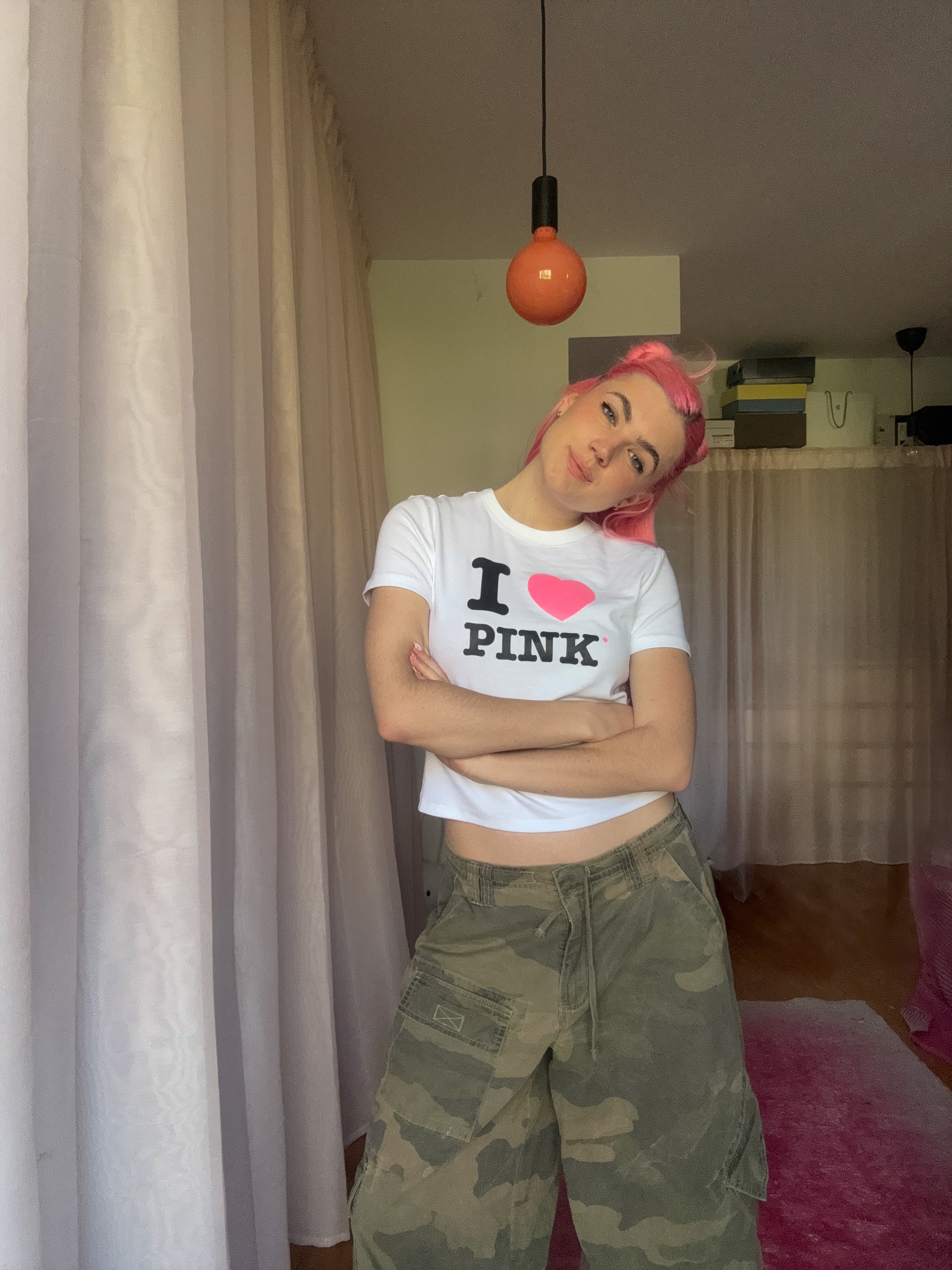 T-shirt I Love Pink vue côté, crop top sérigraphié main à Lyon, Pink+Yarn