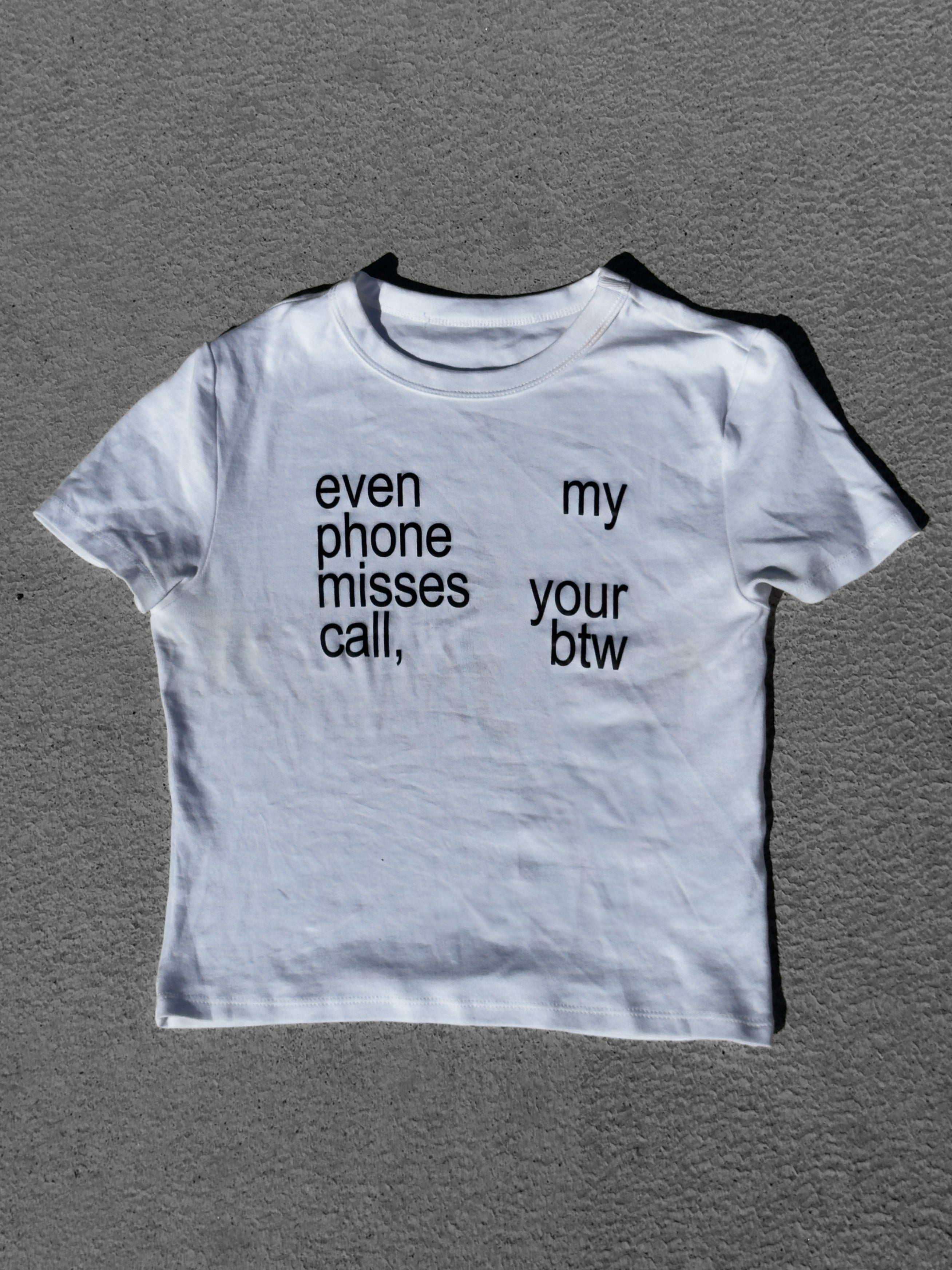 T-shirt Even My Phone Misses Your Call, Btw porté, crop top sérigraphié main à Lyon, Pink+Yarn