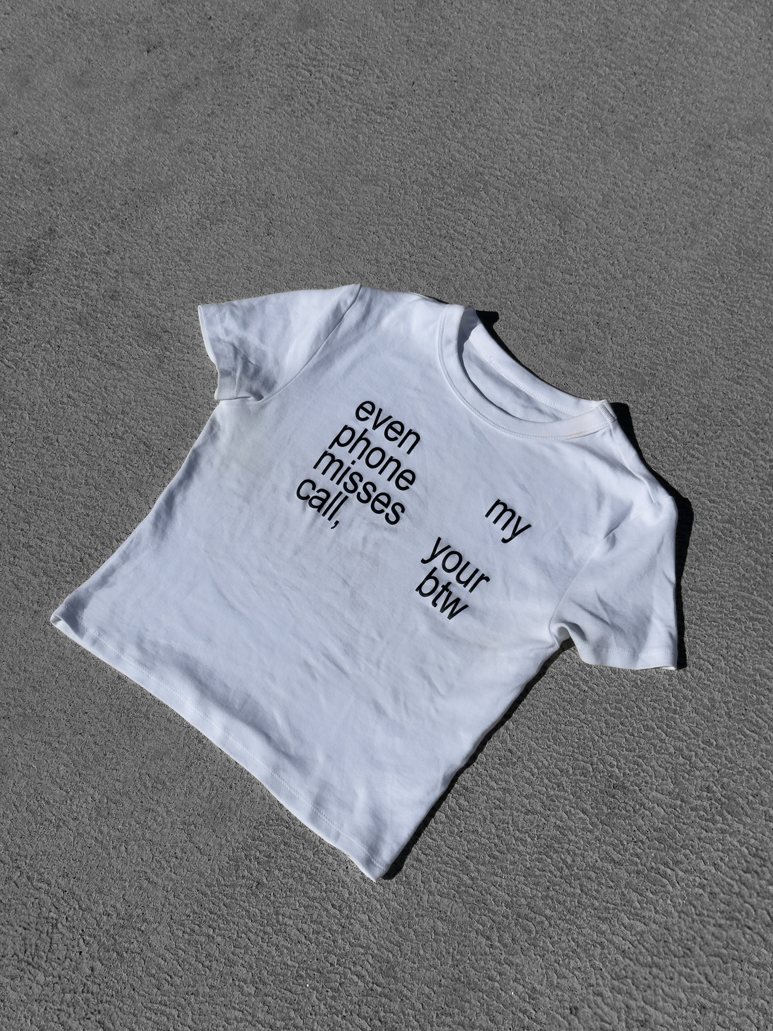 T-shirt Even My Phone Misses Your Call, Btw, crop top sérigraphié main à Lyon, Pink+Yarn