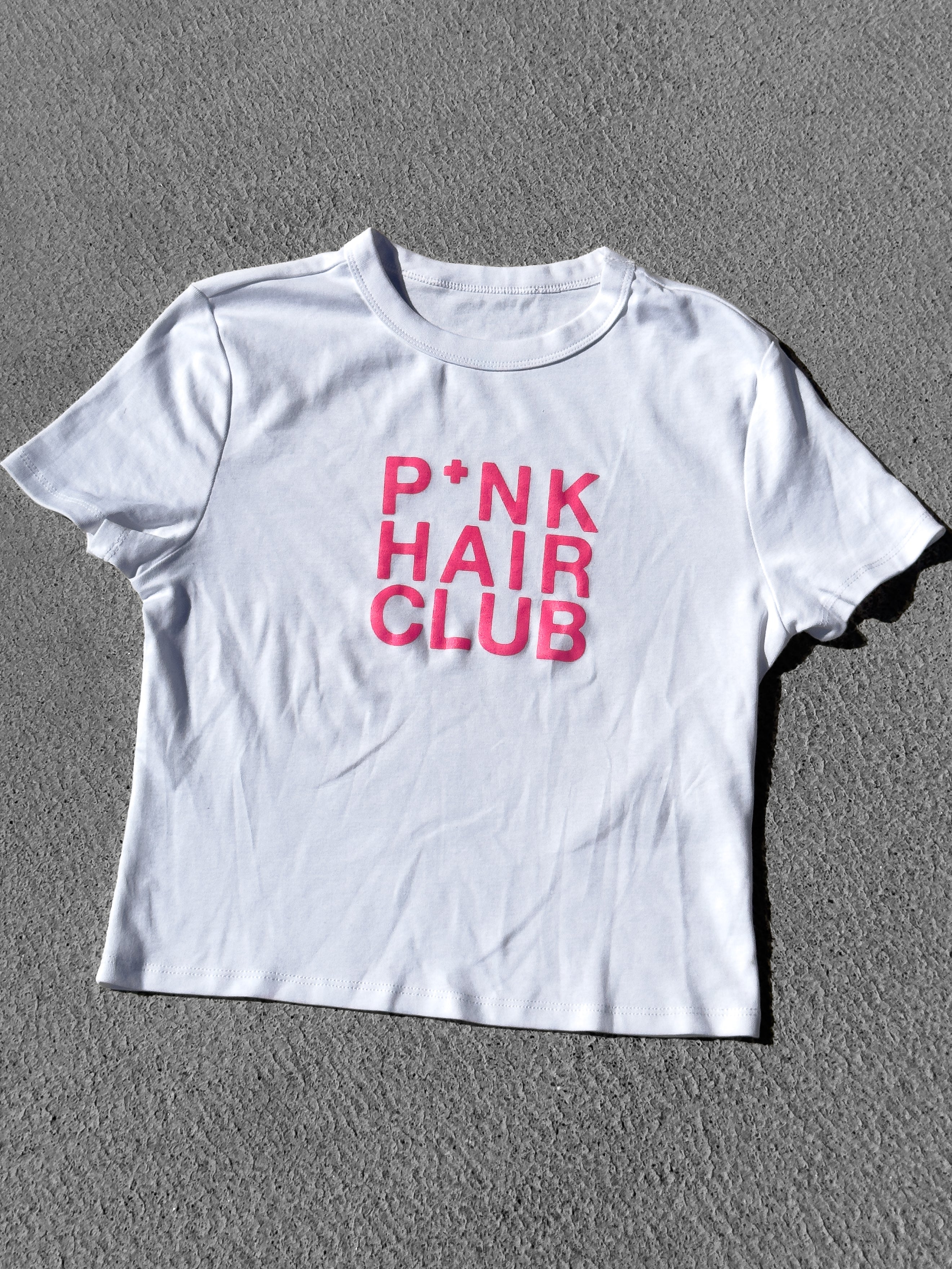 T-shirt Pink Hair Club détail, crop top sérigraphié main à Lyon, Pink+Yarn